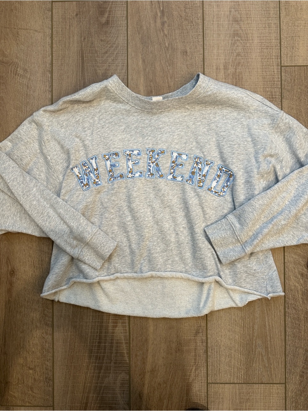 Shiraleah Gray "WEEKEND" Cropped Crewneck Sweatshirt with Blue Accent